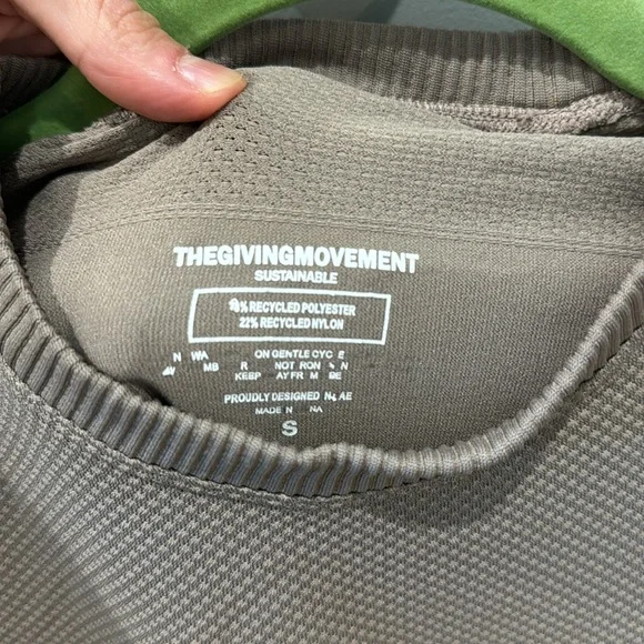 Activewear Long-sleeve - Picture 2 of 5